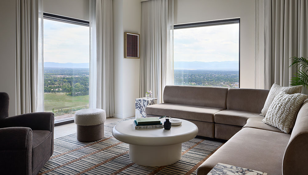Linden Penthouse Suite Mountain View - Living Room Corner Windows